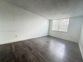 494 NW 165th St in Miami, FL - Foto de edificio - Building Photo