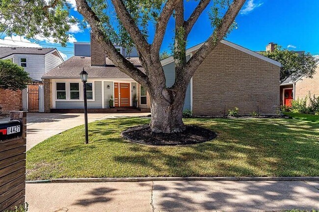 14427 Briarhills Pkwy in Houston, TX - Building Photo - Building Photo