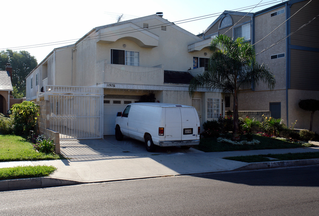 11976 Truro Ave in Hawthorne, CA - Building Photo