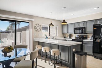 7339 E Northland Dr in Scottsdale, AZ - Foto de edificio - Building Photo