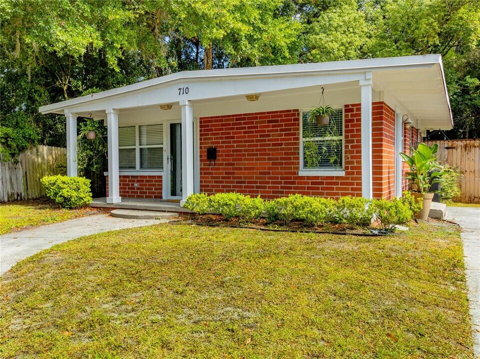 710 NE 8th Ave in Gainesville, FL - Building Photo