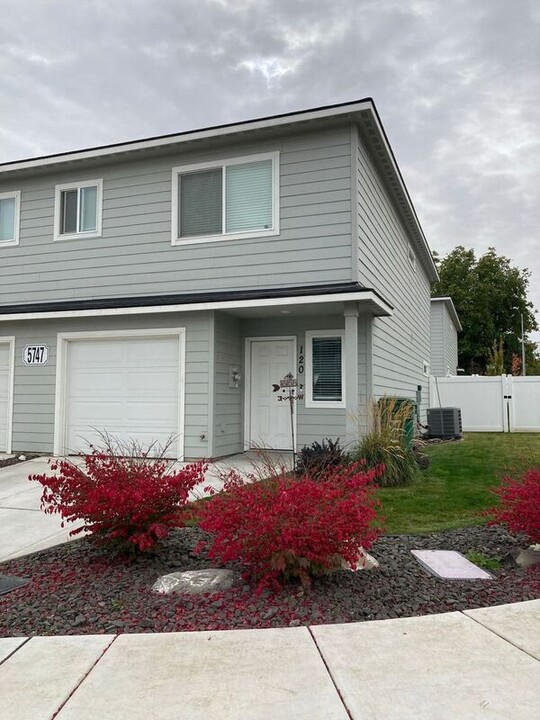 5747 W Albany Pl in Kennewick, WA - Building Photo