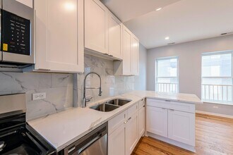 1016 W Ainslie St, Unit 2 in Chicago, IL - Building Photo - Building Photo