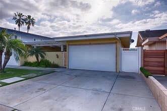 3932 S Finisterre Dr in Huntington Beach, CA - Foto de edificio - Building Photo