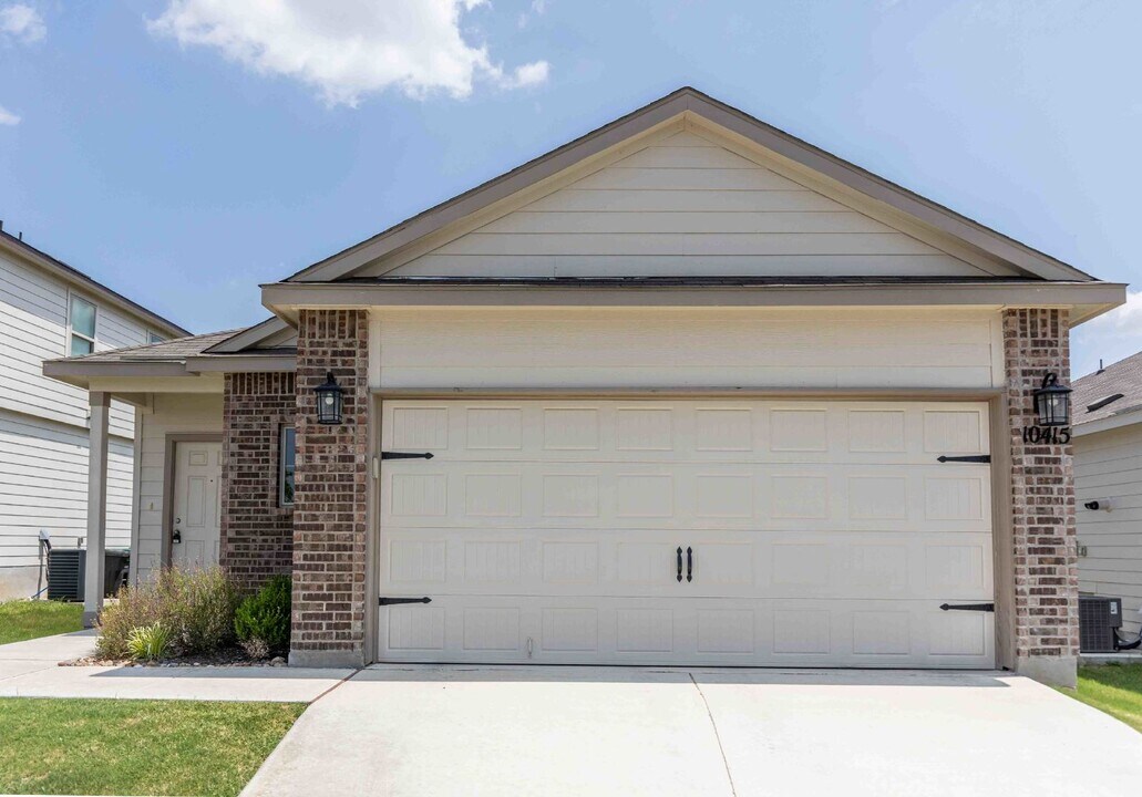 10415 Beachball Bnd in Converse, TX - Building Photo