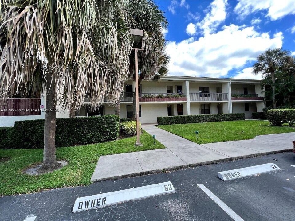 7300 NW 1st St in Davie, FL - Building Photo