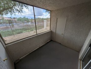 2325 Windmill Pkwy in Henderson, NV - Building Photo - Building Photo