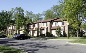 Oakwood Gardens in Holland, OH - Building Photo