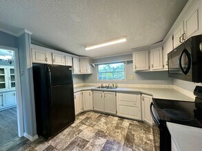 1560 Barzee Dr in Sumter, SC - Building Photo - Building Photo