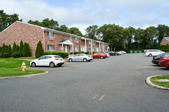 Brookwood at Holbrook in Holbrook, NY - Foto de edificio - Building Photo