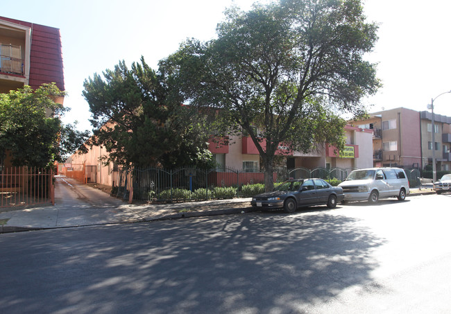 8080 Langdon Ave in Van Nuys, CA - Foto de edificio - Building Photo