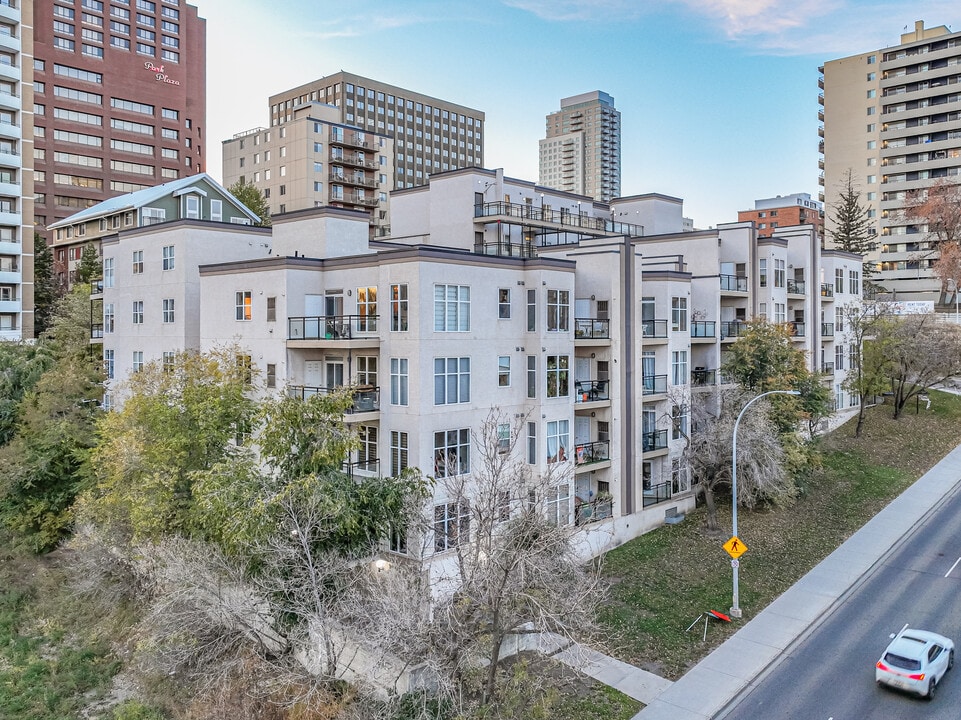 Terrace Court in Edmonton, AB - Building Photo