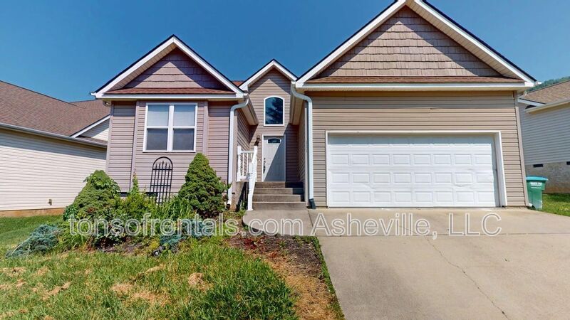 111 Woodcreek Cir in Swannanoa, NC - Building Photo
