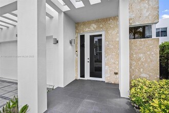 10330 NW 68th St in Doral, FL - Foto de edificio - Building Photo