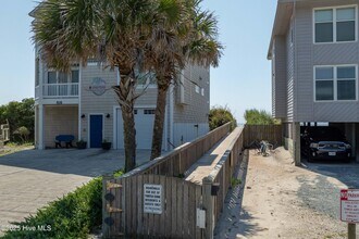 228 Lazy Day Dr in Surf City, NC - Building Photo - Building Photo