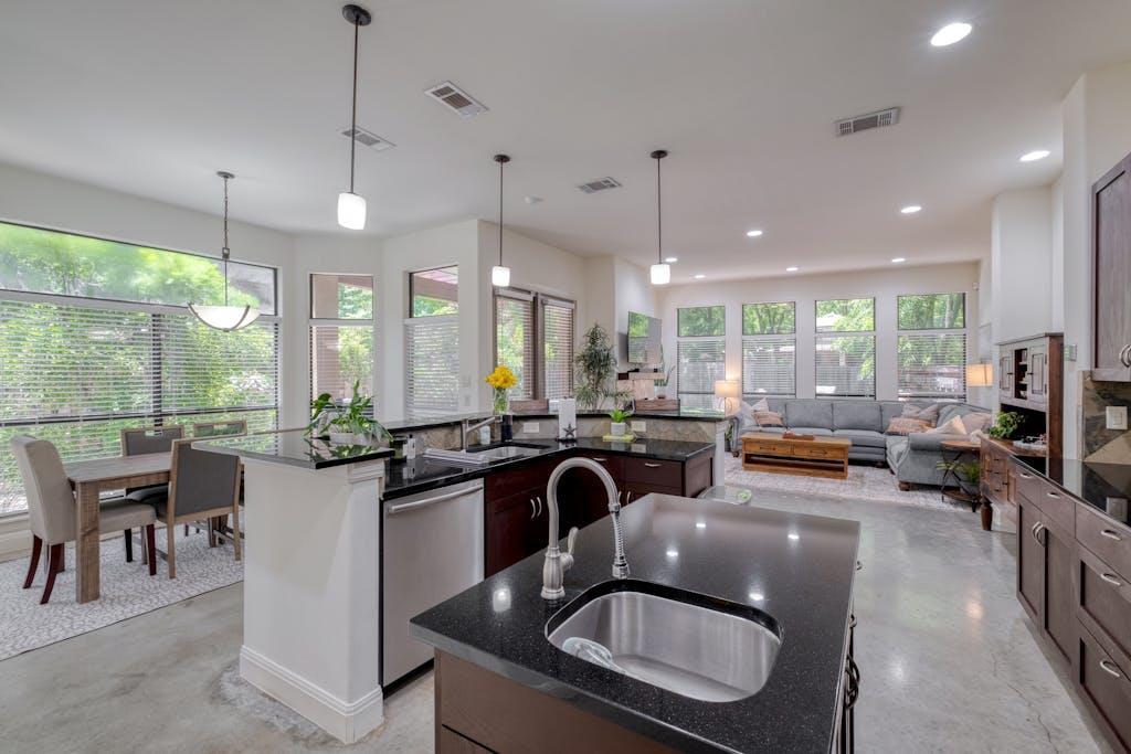 2312 Thornton Rd in Austin, TX - Building Photo