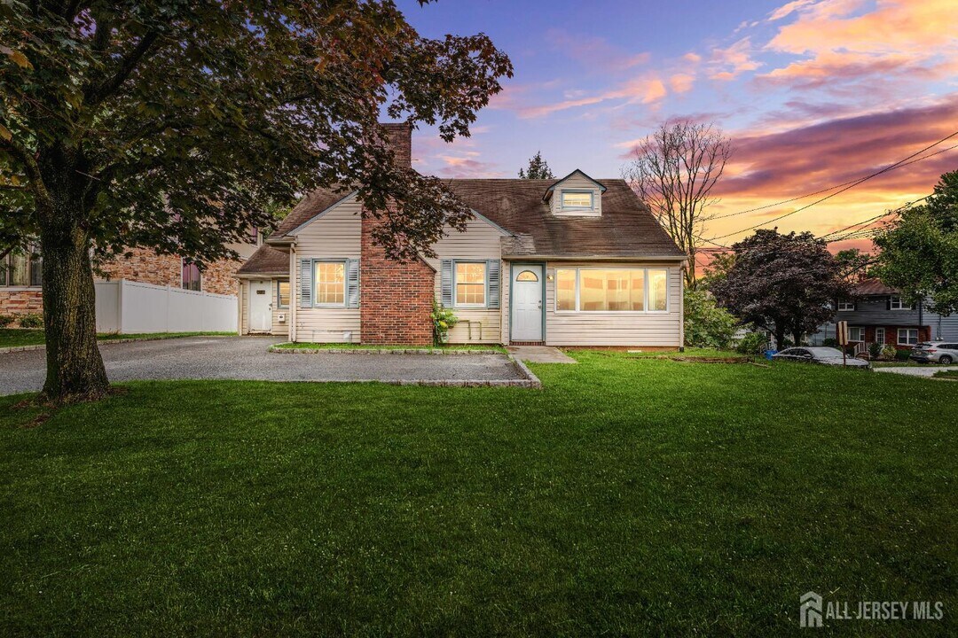 215 Middlesex Turnpike in Woodbridge Township, NJ - Building Photo