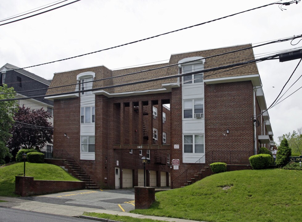 Clinton Gardens in Hackensack, NJ - Foto de edificio