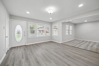 403 W Oak St in Highlands, TX - Building Photo - Building Photo