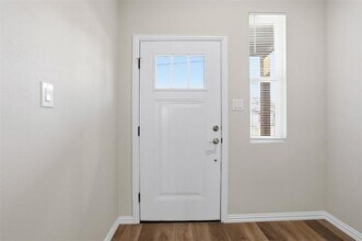 303 Eastland St in Cleburne, TX - Foto de edificio - Building Photo