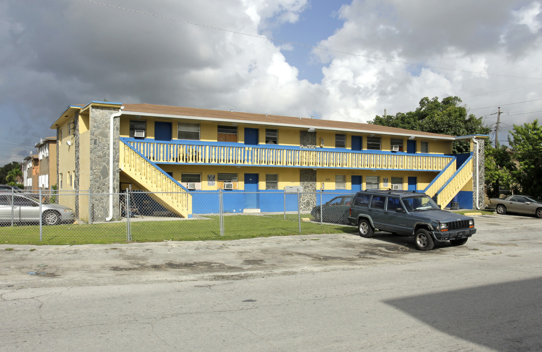 1405 W 28th St in Hialeah, FL - Building Photo