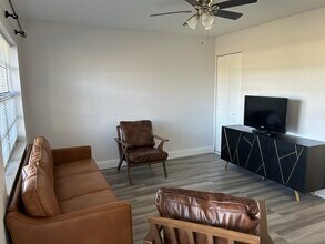 413 NE 24th Pl, Unit 413 in Cape Coral, FL - Foto de edificio - Building Photo