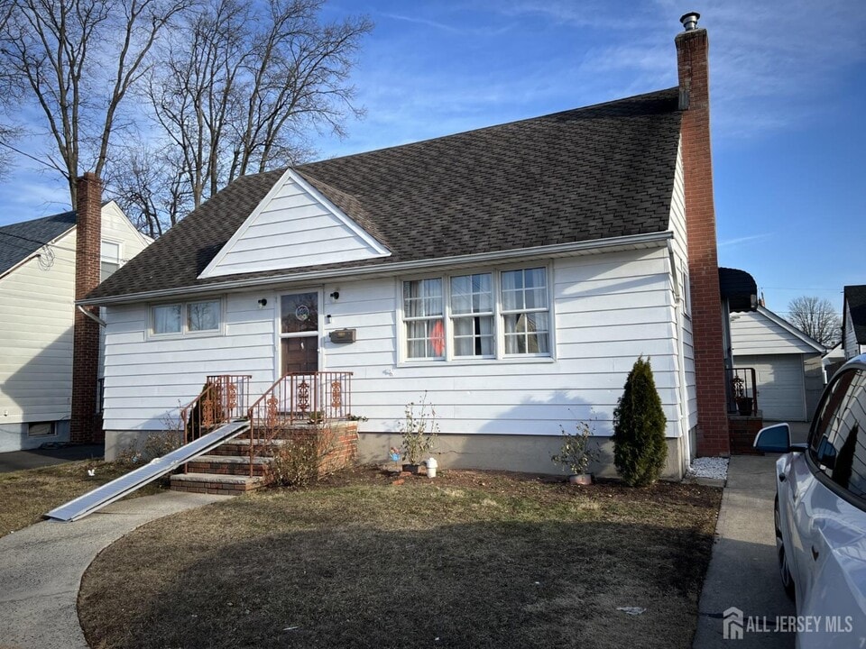 30 Cypress St in Carteret, NJ - Building Photo