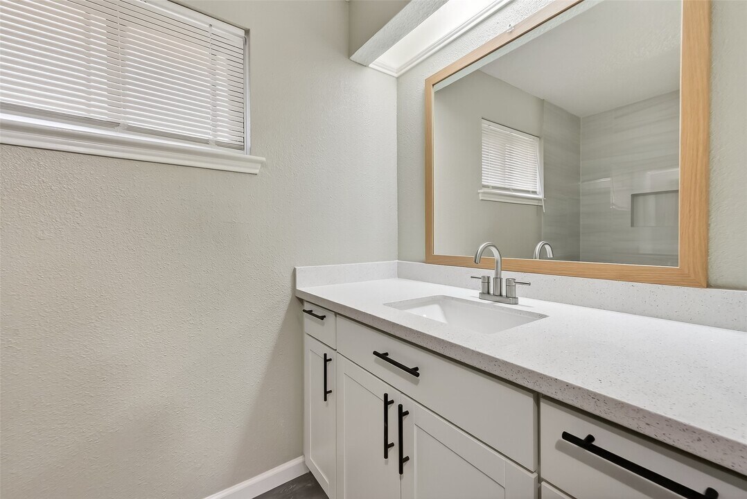 4002 Cedar Ridge Ct in Houston, TX - Foto de edificio