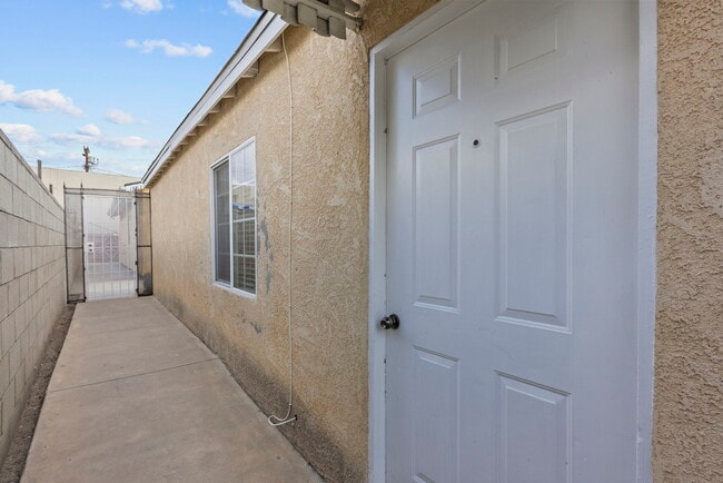 18621 Bryant St in Northridge, CA - Foto de edificio - Building Photo