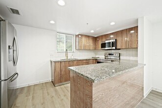 651 NW 82nd Ave in Miami, FL - Building Photo - Building Photo