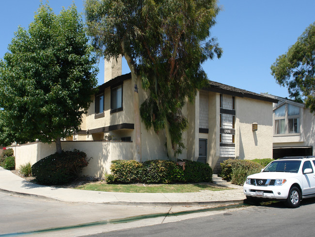 17091 Green St in Huntington Beach, CA - Building Photo - Building Photo