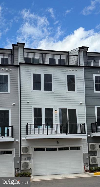 13918 Aviation Pl in Herndon, VA - Building Photo - Building Photo