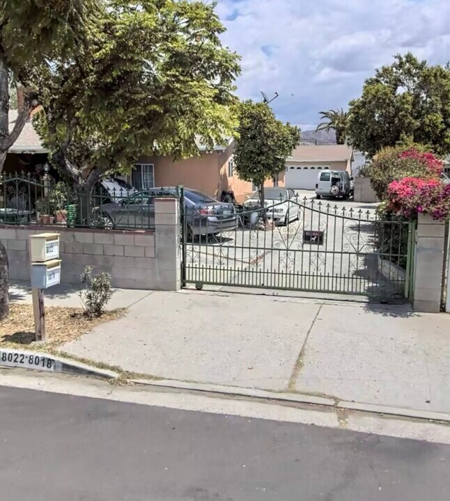 8018 Troost Ave in North Hollywood, CA - Foto de edificio