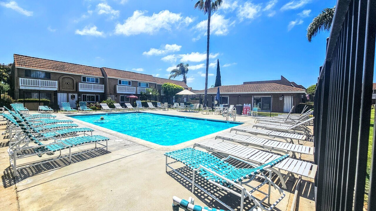 4892 Skipjack Dr in Huntington Beach, CA - Foto de edificio