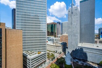 1555 Elm St in Dallas, TX - Building Photo - Building Photo