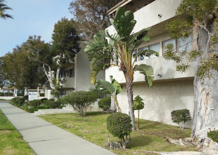 Holiday Apartments in Redondo Beach, CA - Building Photo