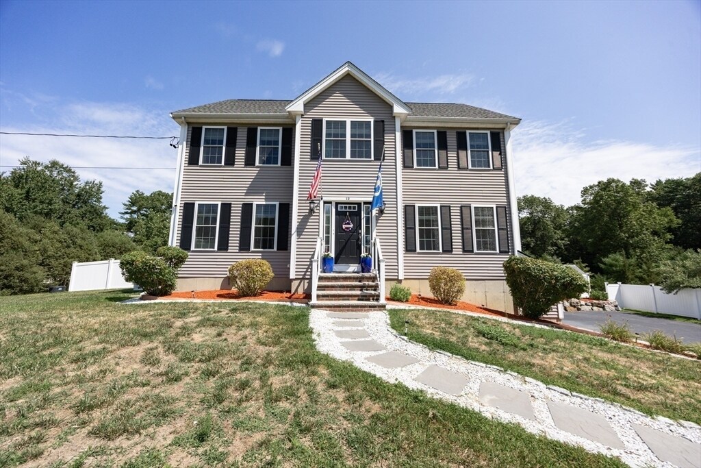 12 Cody Ln in Raynham, MA - Foto de edificio