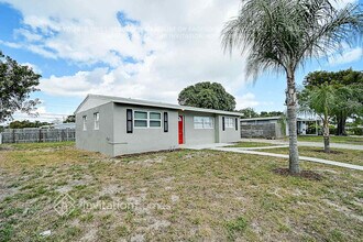 415 Cheyenne Dr in Atlantis, FL - Building Photo - Building Photo