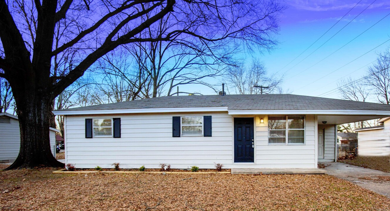 909 Roseclair Dr in North Little Rock, AR - Foto de edificio