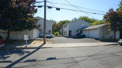 18220 SE Pine St in Portland, OR - Building Photo - Building Photo