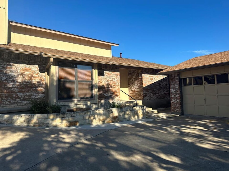 1900 West Ln in Kerrville, TX - Foto de edificio