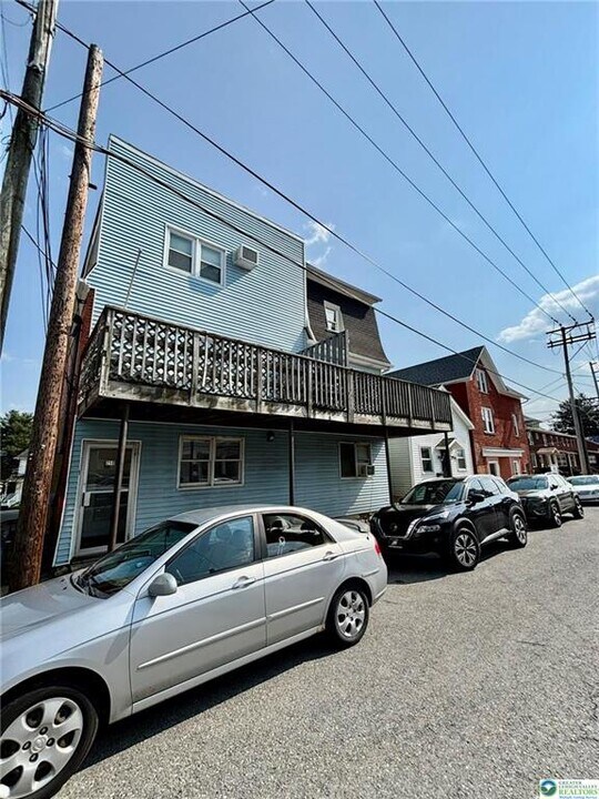 210 W Main St in Pen Argyl, PA - Building Photo