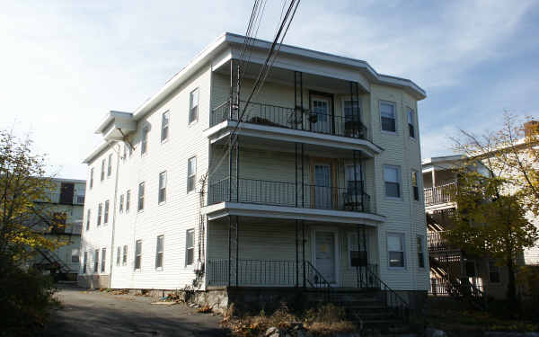 686 N Montello St in Brockton, MA - Foto de edificio