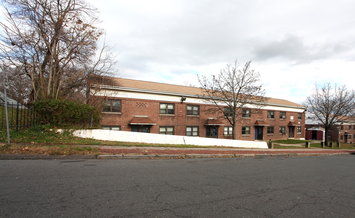 Nelton Court in Hartford, CT - Foto de edificio