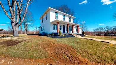 5774 National Rd SW in Kirkersville, OH - Foto de edificio - Building Photo