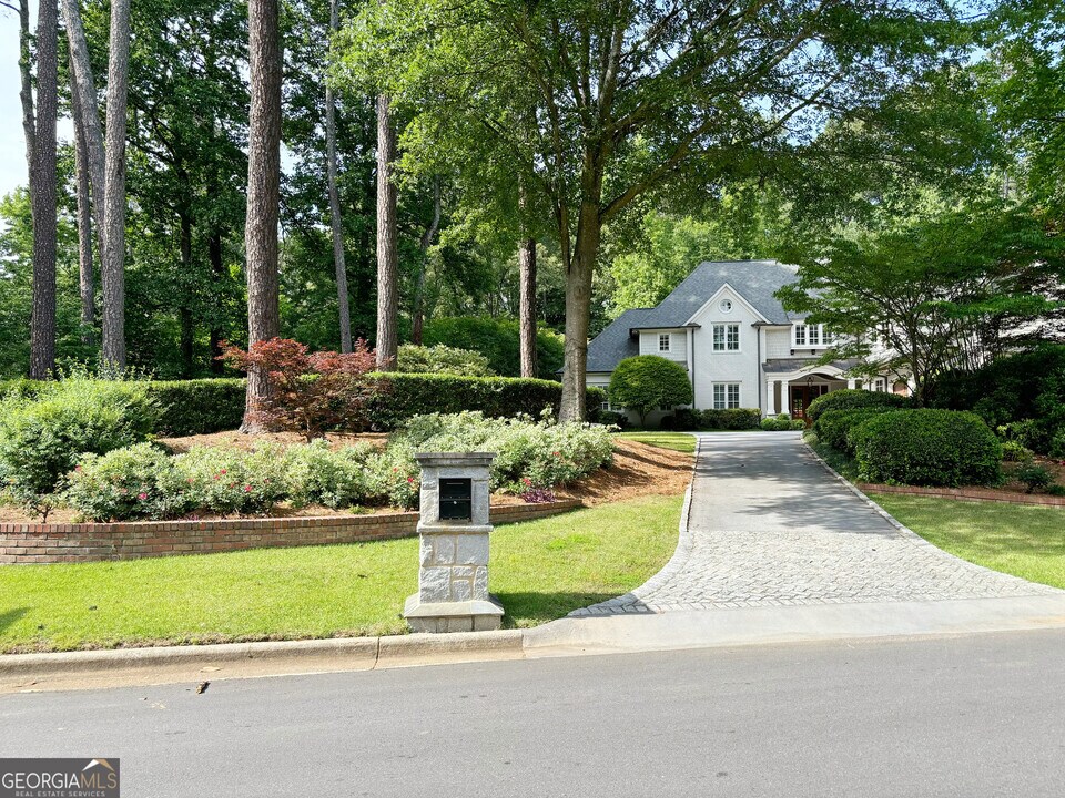 785 Weatherly Ln NW in Sandy Springs, GA - Building Photo