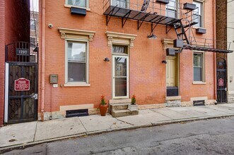 1207 Republic St in Cincinnati, OH - Foto de edificio - Building Photo