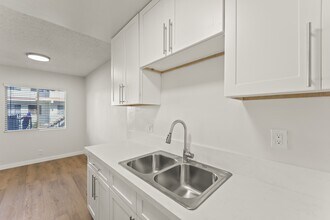 3205 W 60th St in Los Angeles, CA - Building Photo - Building Photo