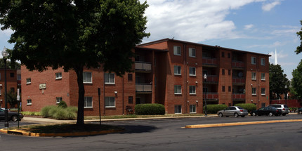 Oakview Gardens Apartments in Falls Church, VA - Building Photo - Building Photo