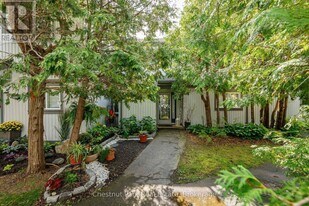 12 Dawson Dr in Collingwood, ON - Building Photo